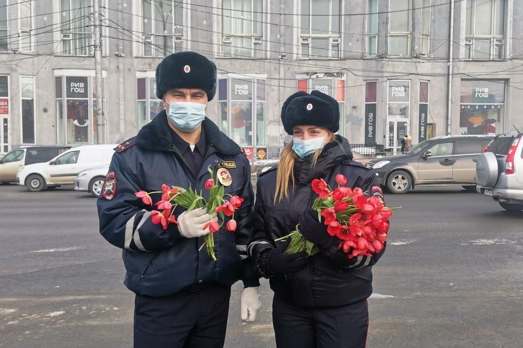 Фото В Новосибирске инспекторы ГИБДД подарили цветы женщинам к 8 Марта 2